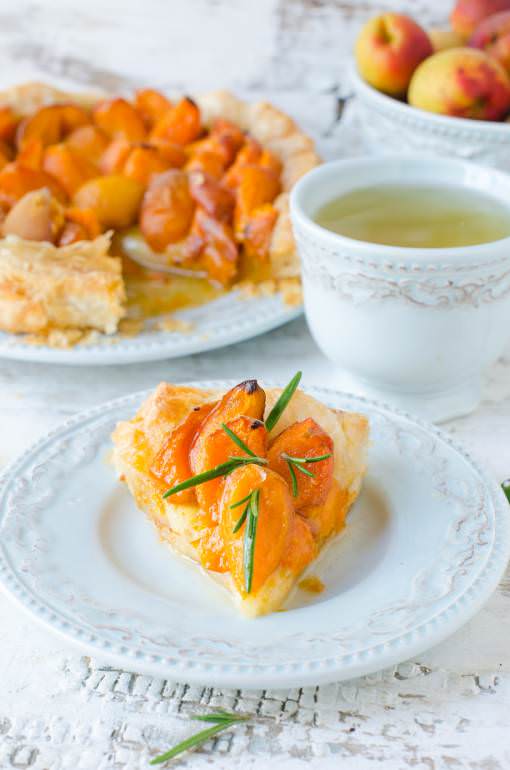 Tarte à l abricot au romarin des abicot rôti au miel sur une pâte