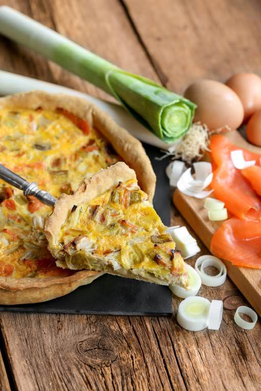 Quiche aux poireaux et au saumon fumé parfait pour un déjeuner léger et